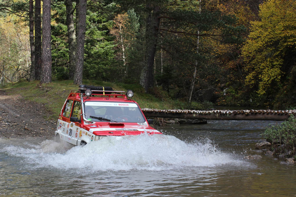 Un Seat Panda cruzando un rio en el Spain Classic Raid