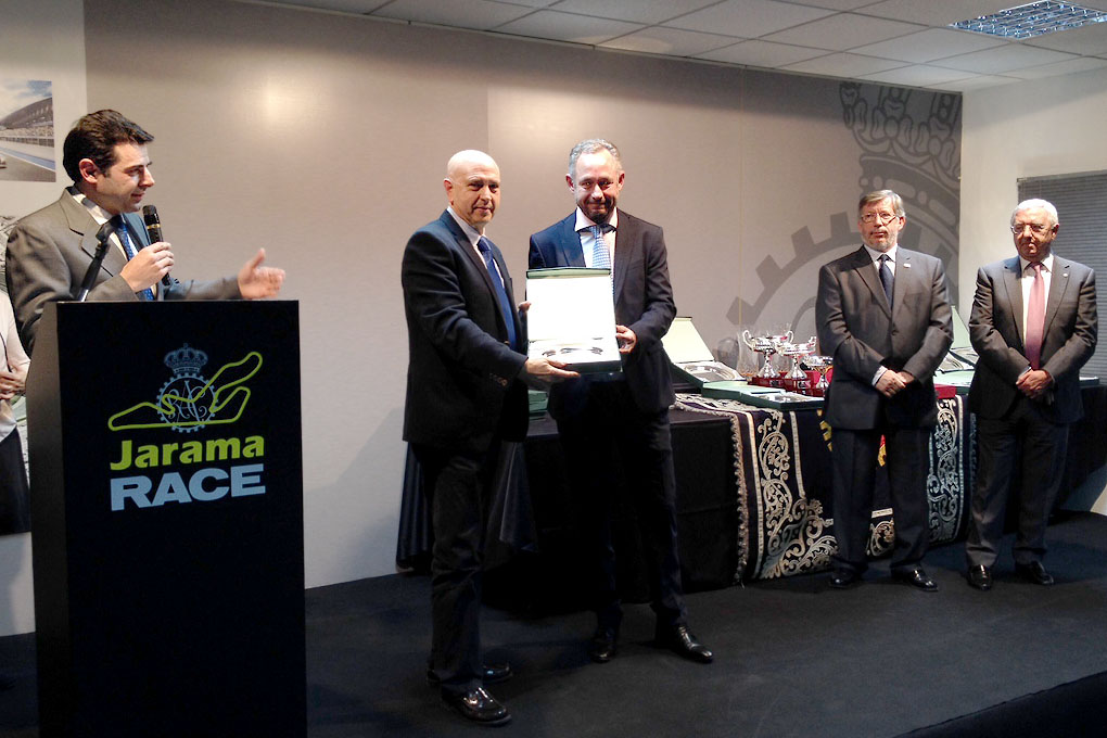 Juan Carlos Esteban recogiendo el trofeo del TRT 2014