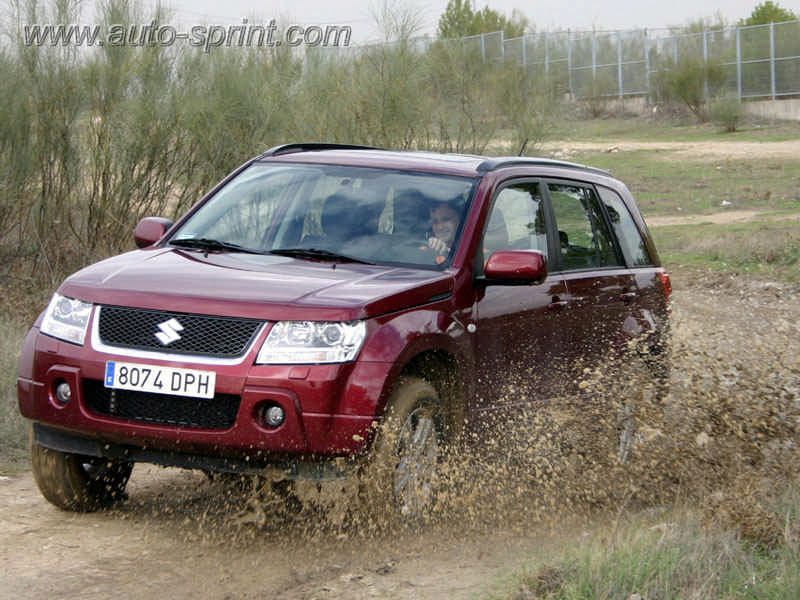 Suzuki Grand Vitara en el barro