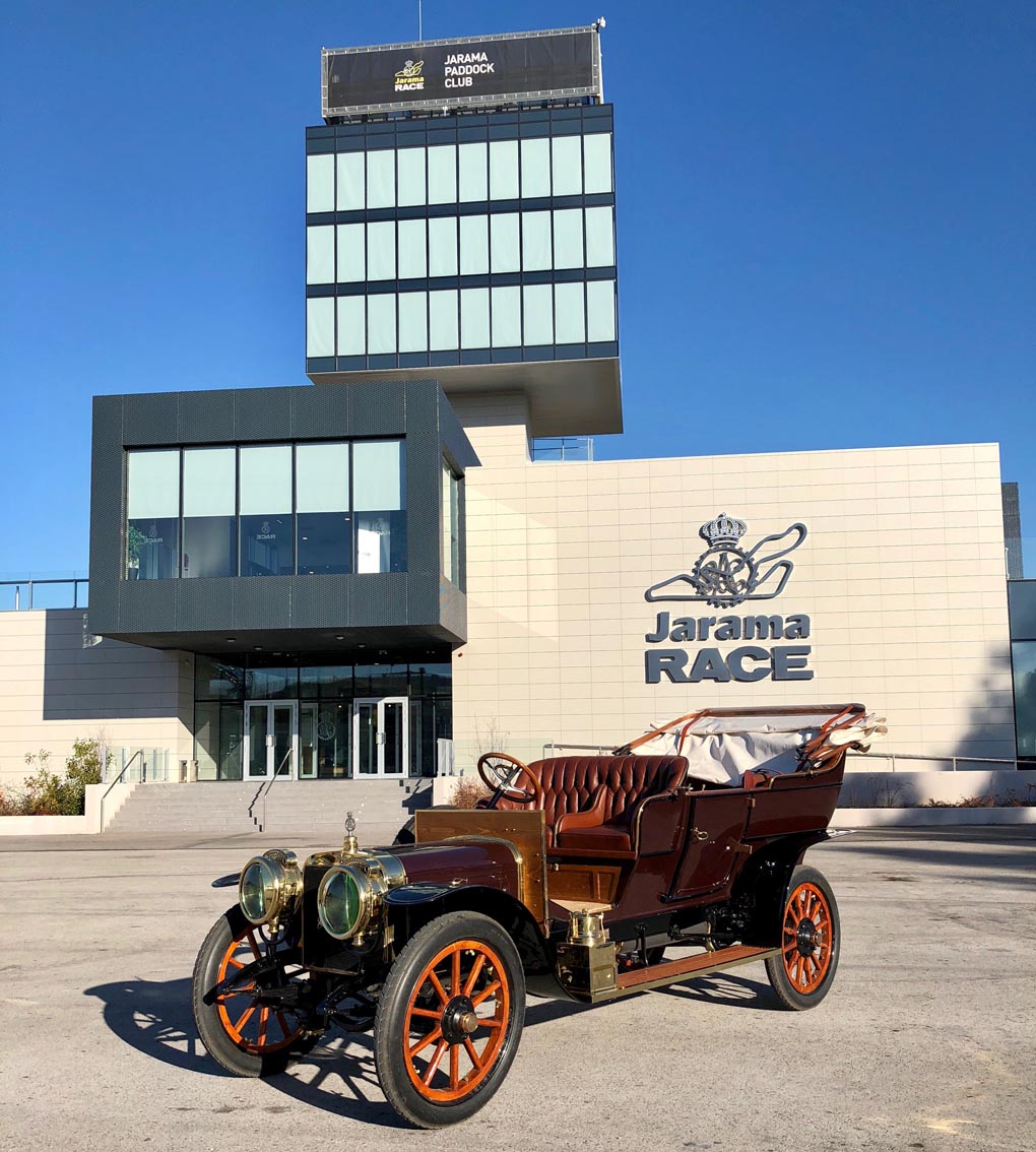 Exposición de vehículos en el Circuito del Jarama