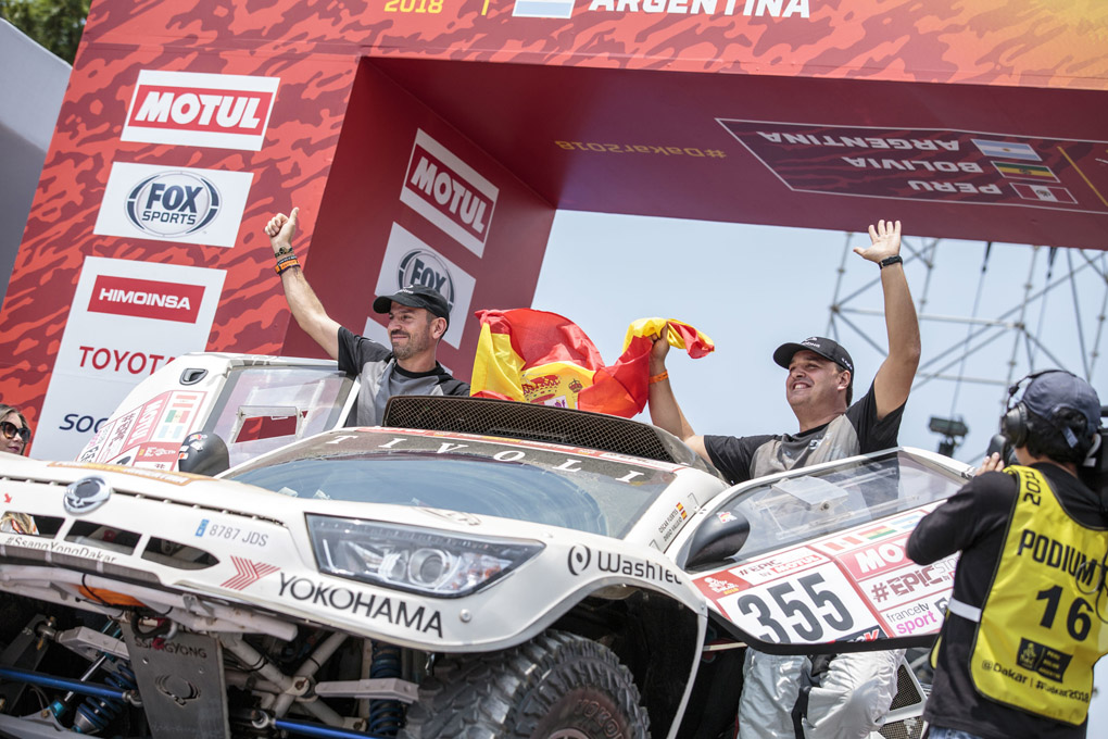 Oscar Fuertes con su SsangYong en el podium del Dakar