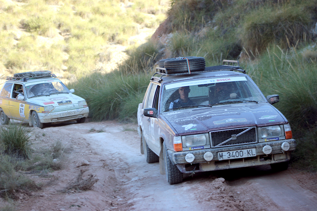 Participantes cruzando un desierto en el Spain Classic Raid