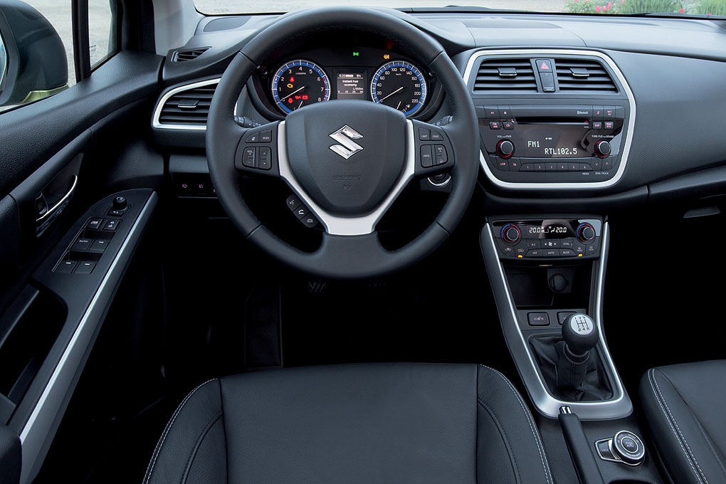 interior Suzuki S-Cross 2013