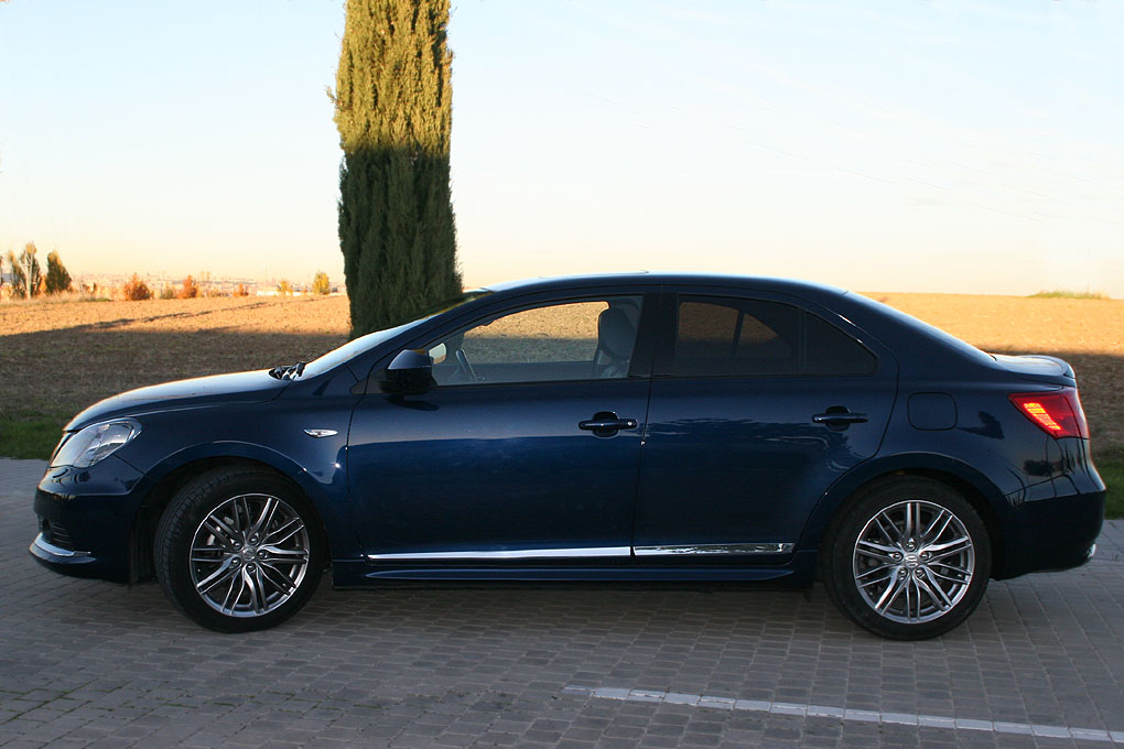 Suzuki Kizashi lateral