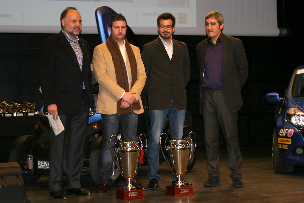 Alberto Monarri y Rodrigo Sanjuan con el trofeo de la Challenge Twingo R2 2012