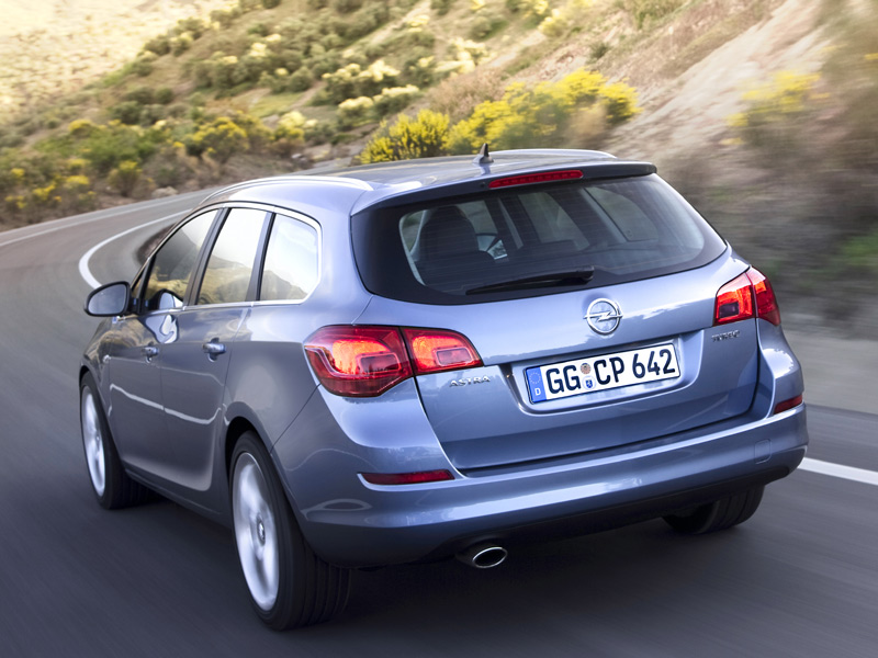 Opel Astra Sports Tourer 2011