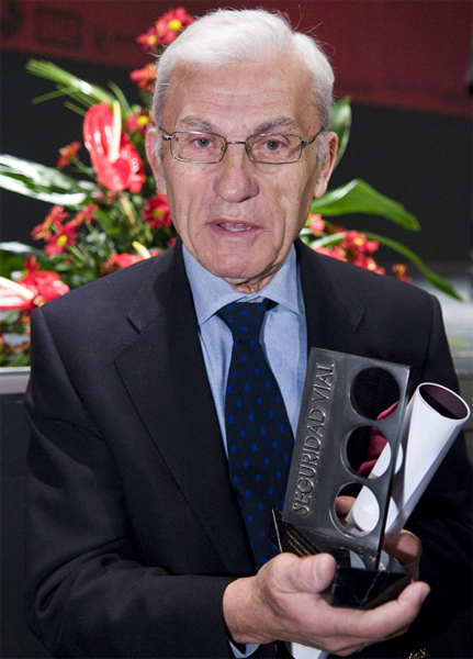 Paco Costas posando con el premio paco-costas_02