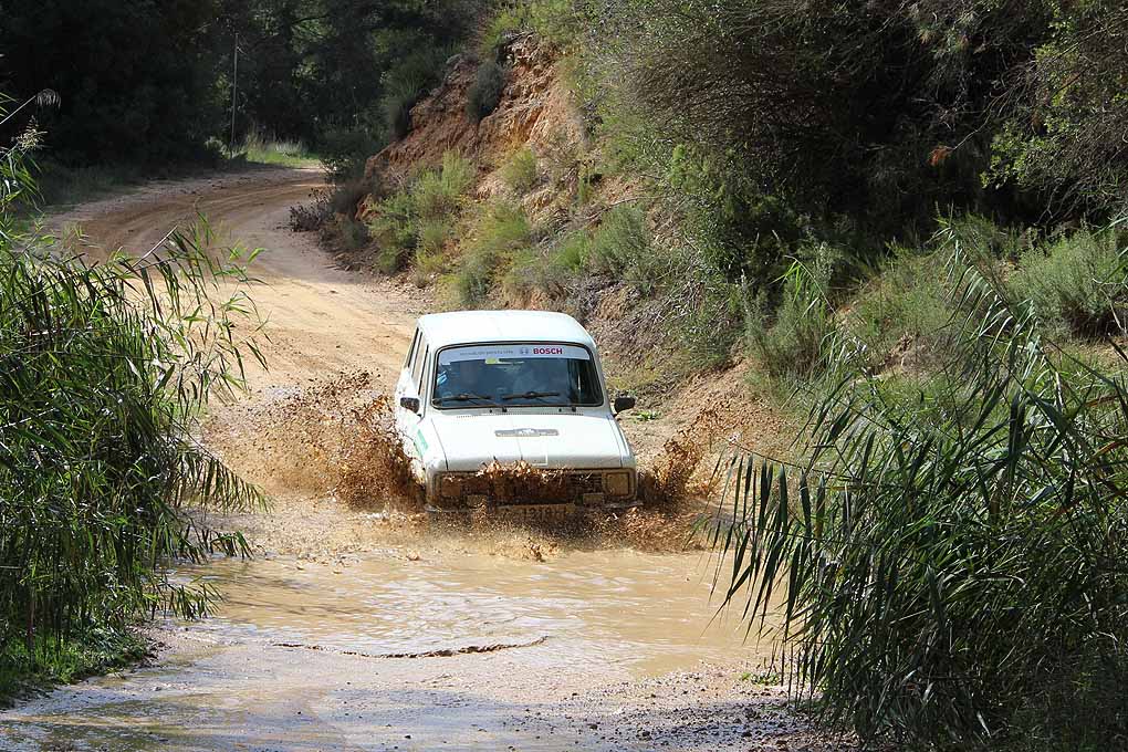 Renault 6 cruzando un rio en el Spain Classic Raid