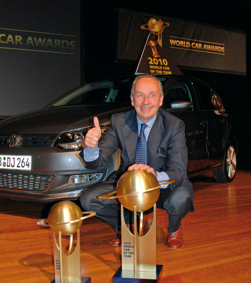 Walter de Silva posa con los premios de Volkswagen