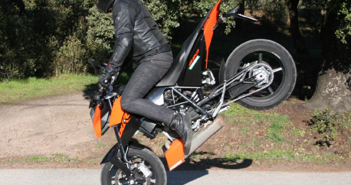 KTM 690 Supermoto: Bienvenido a la diversión
