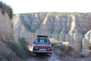 Renault 7 cruzando un desierto en el Spain Classic Raid