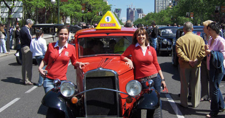 Desfile vehiculos clasicos de San Isidro